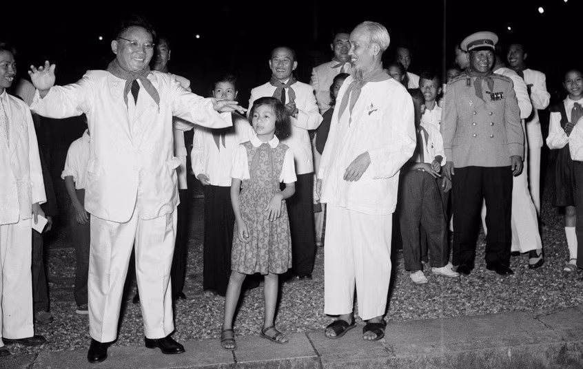 Des enfants de Hanoï accueillent le premier secrétaire du Parti révolutionnaire du peuple mongol et président du Conseil des ministres de la République populaire de Mongolie, Tsedenbal, en visite au Vietnam, dans la soirée du 31 août 1959. Photo: VNA 