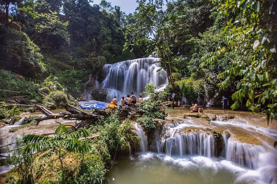 De nombreux touristes préfèrent visiter la cascade de Mu entre mai et septembre en raison du temps frais pendant cette période.