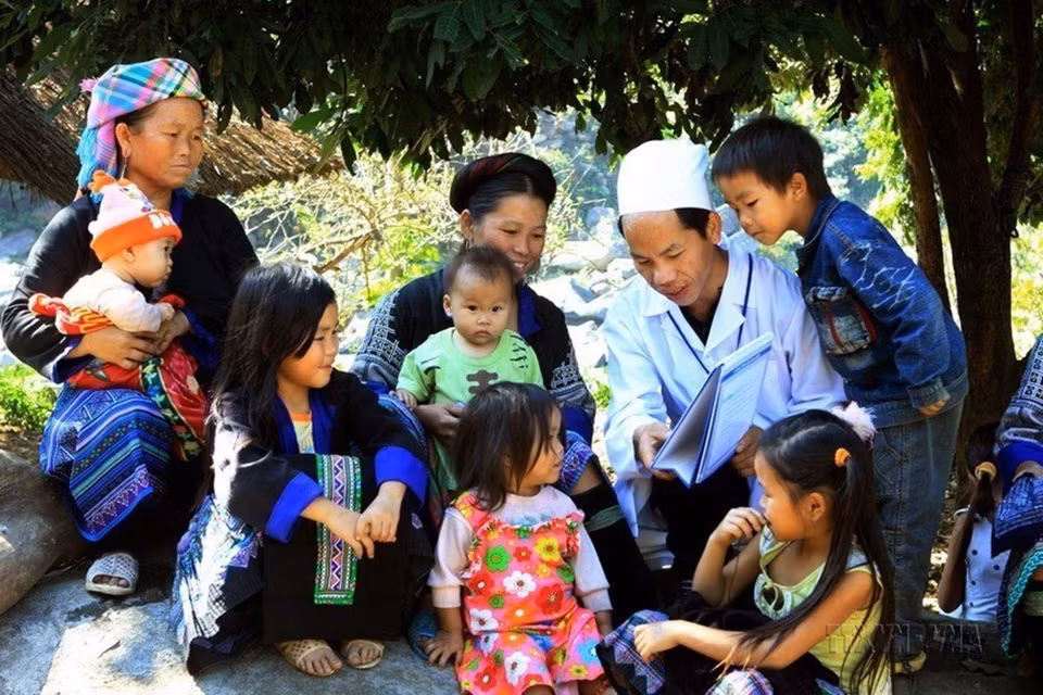 Un agent de santé de la commune de Ho Bon, district de Mu Cang Chai, province montagneuse de Yen Bai au Nord explique aux gens les méthodes pour prévenir et lutter contre les épidémies. Photo: VNA 