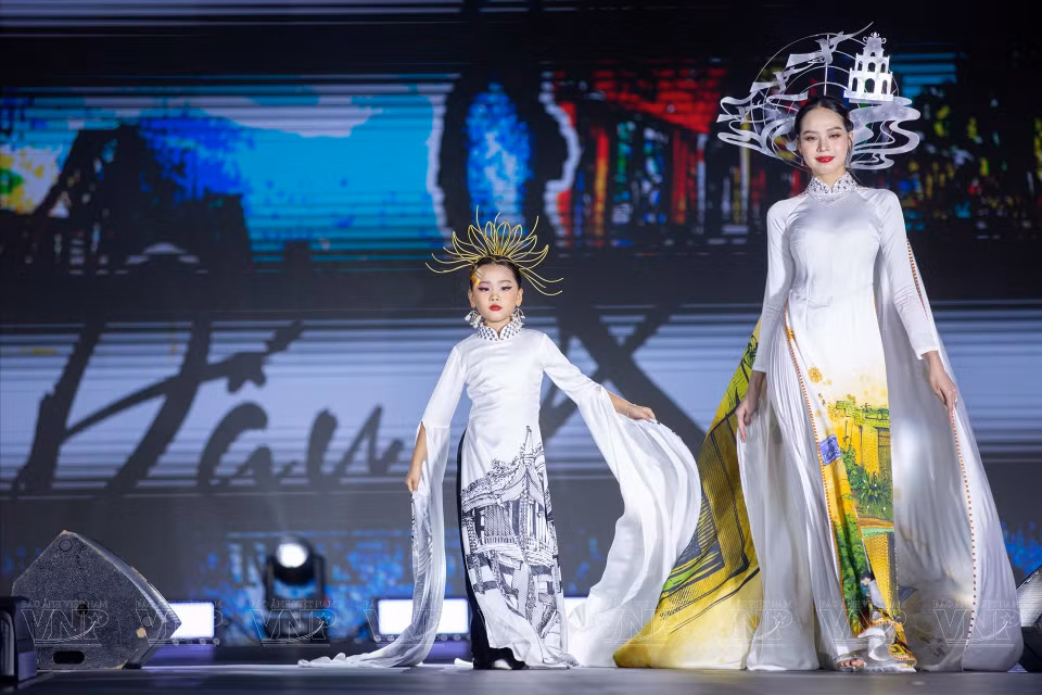 Le designer Thach Linh introduit des images de rues de Hanoï dans sa collection.