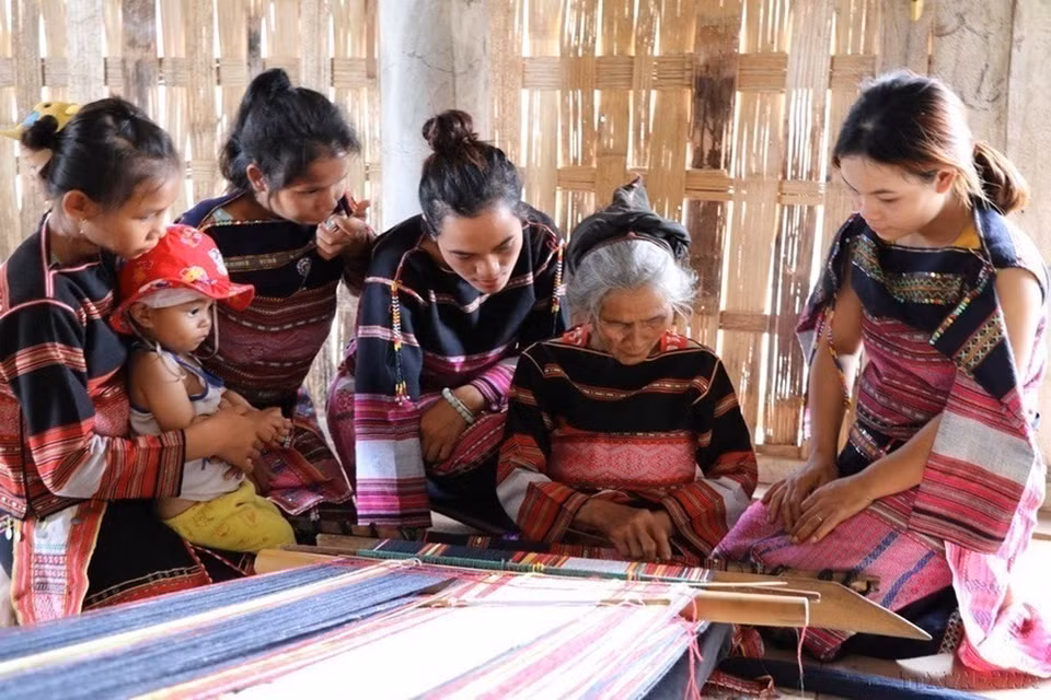 Le 23 novembre est la "Journée du patrimoine culturel du Vietnam", visant à promouvoir la tradition et la responsabilité de ceux qui protègent et promeuvent le patrimoine culturel vietnamien, d'encourager toutes les classes sociales à participer activement à la protection et la promotion des valeurs culturelles nationales. Photo: VNA 