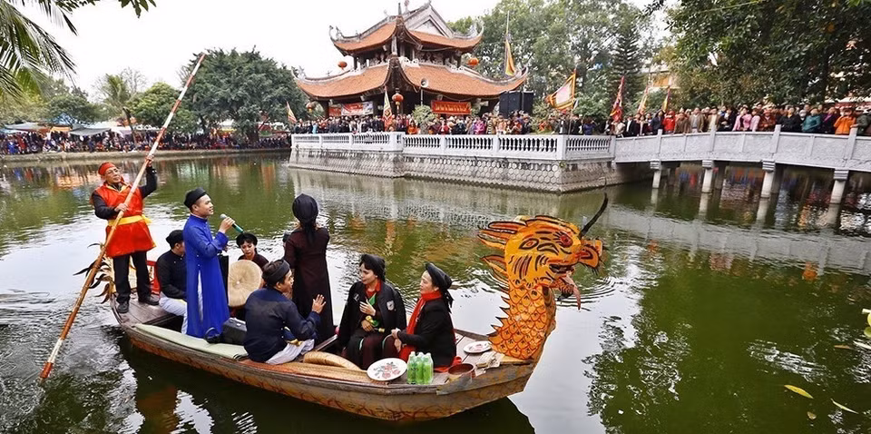 Scène de "Quan ho" (chant alterné) sur un étang communal à la fête de Lim, dans le bourg de Lim, district de Tien Du, province de Bac Ninh. Le Quan ho de Bac Ninh a été inscrit par l'UNESCO au patrimoine culturel immatériel de l'humanité. Photo: VNA