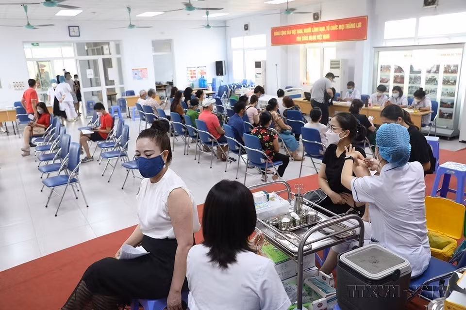Les centres médicaux des arrondissements à Hanoï renforcent la vaccination contre le COVID-19 en août 2022. Photo: VNA 