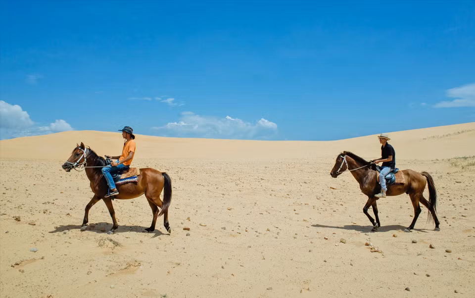 Les visiteurs peuvent également découvrir à cheval les vastes terres ensoleillées et ventées de Ninh Thuan. Photo: Vietnam Illustré 
