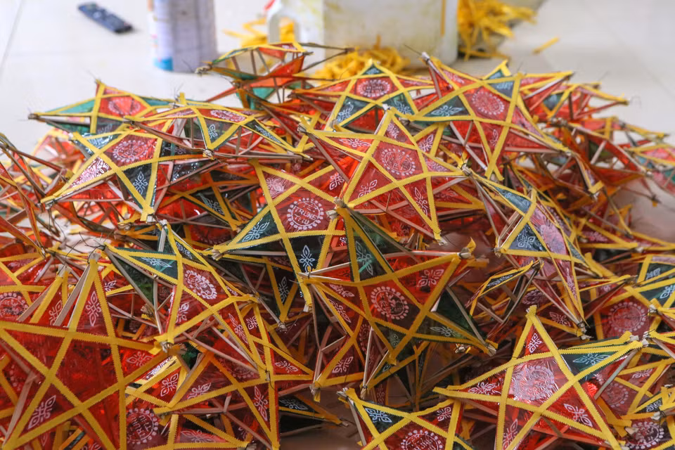 Des lanternes en forme d'étoile ou "đèn ông sao" en vietnamien.