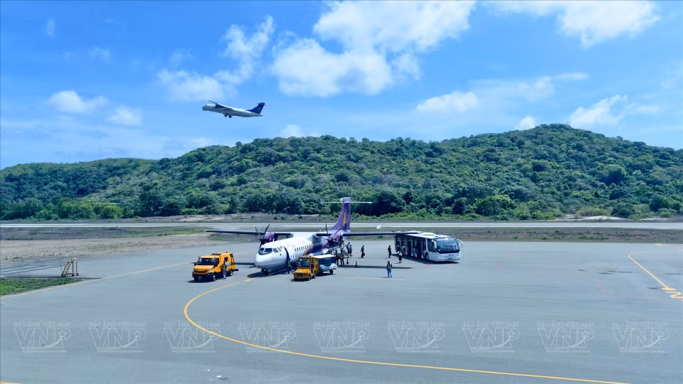 La piste de l'aéroport de Con Dao est l'une des plus intéressantes au monde, ses deux extrémités faisant face à la mer. 