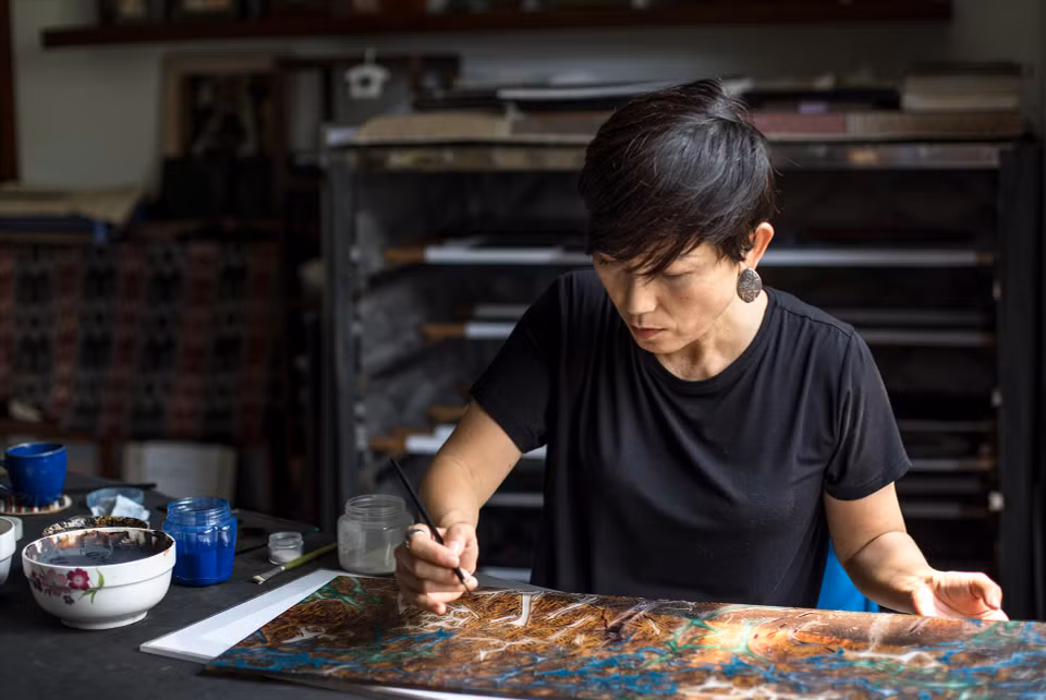 Ando Saeko travaille dans son atelier à Hoi An. Photo : fournie par le personnage 
