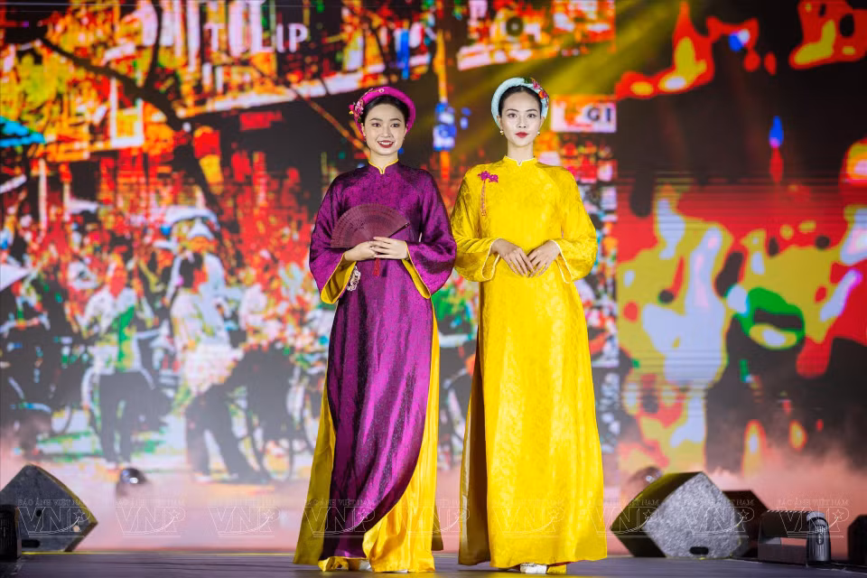 Le designer Dung Nguyen utilise la soie pour créer du charme dans ses modèles.