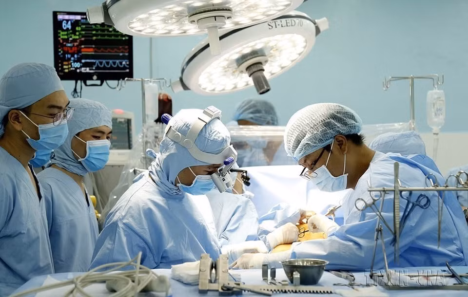 En septembre 2020, des médecins de l'hôpital de l'arrondissement de Thu Duc, à Ho Chi Minh-Ville, effectuent avec succès une opération cardiaque sur un patient de 60 ans. Photo: VNA 