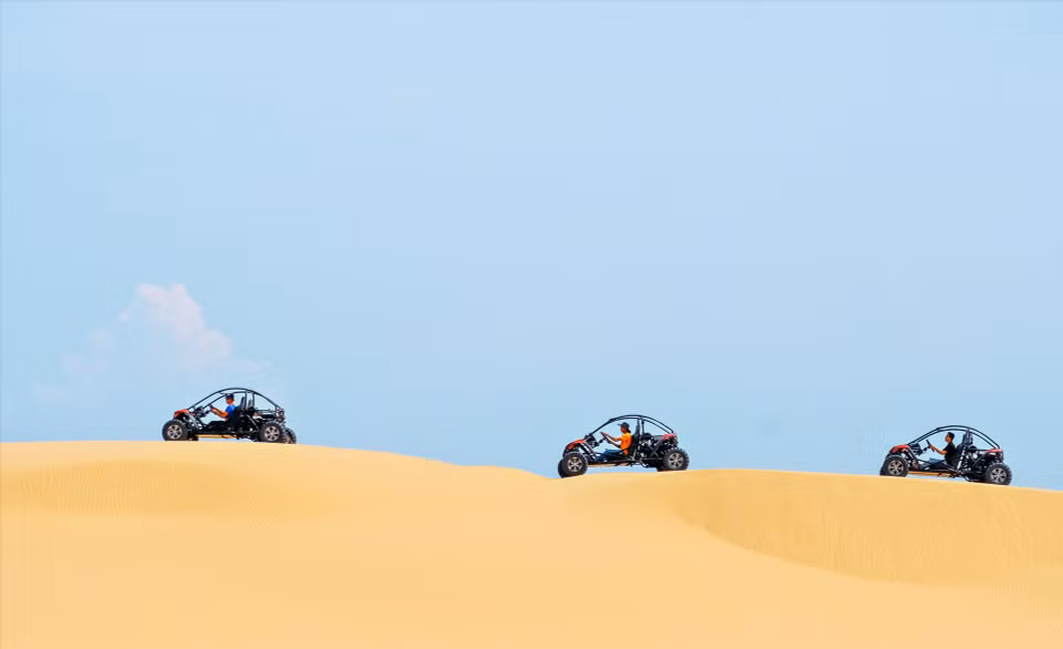 A Tanyouli, vous pourrez aussi parcourir les dunes en véhicule tout-terrain. Parcourir ces routes sablonneuses aux ondulations spectaculaires procure une sensation de joie indescriptible. Photo: Vietnam Illustré 