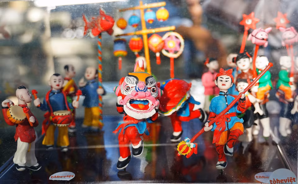 Ensemble de lanternes de la Fête de la mi-Automne fabriqué par l'artiste Dang Van Hau, basée sur les techniques de fabrication d'animaux en poudre de Dong Xuan, Pho Khach, Phu Xuyen ainsi que sur des recherches sur la culture nationale. 