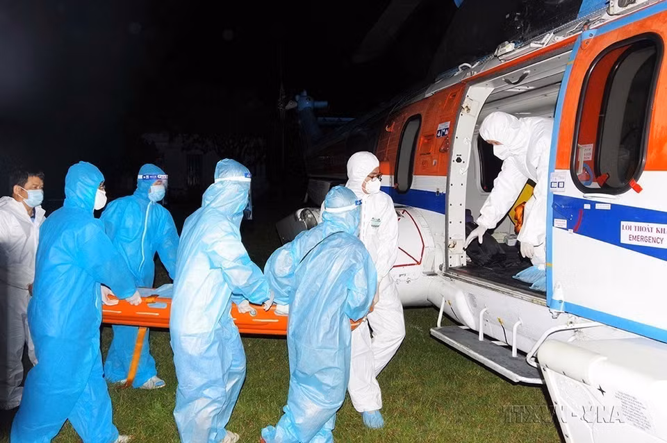 L'hôpital médical militaire 175 transporte un patient de l'île de Truong Sa par hélicoptère. Photo: VNA 