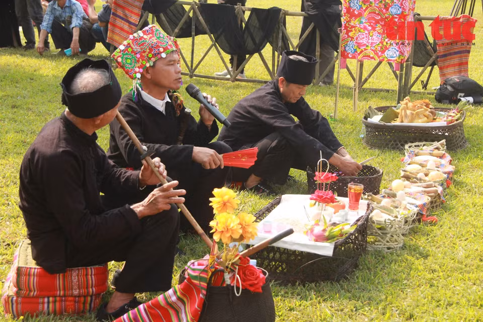 Le chaman Lo Van Luong et d'autres célèbrent la cérémonie ensemble.