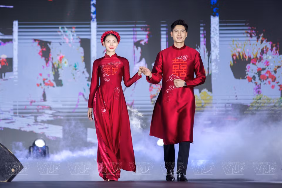 Le designer Dung Nguyen présente un modèle d'ao dai pour les mariages.