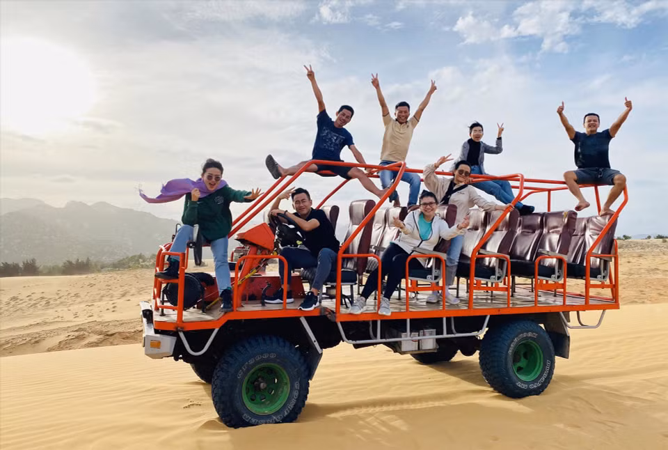 La voiture "Bọ" permet d'explorer en groupe d'amis le désert de Mui Dinh. Une autre expérience inoubliable dans cette terre ensoleillée et ventée. Photo: Vietnam Illustré 