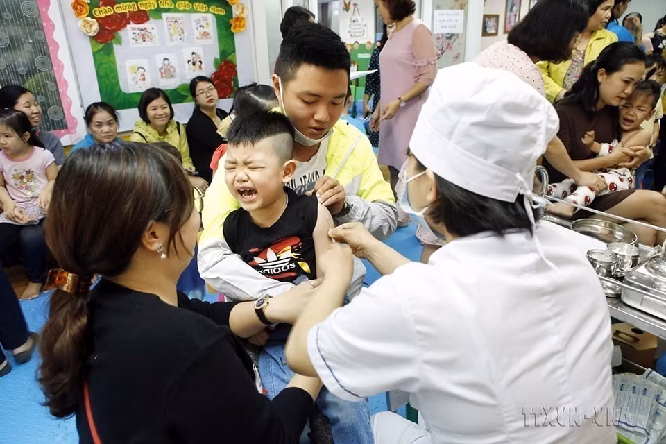 Campagne de vaccination supplémentaire contre la rougeole et la rubéole dans les écoles de l'arrondissement de Hai Ba Trung à Hanoï. Photo: VNA 