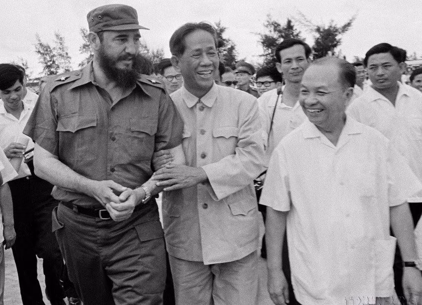 Le secrétaire général du Parti communiste du Vietnam, Lê Duân (Centre), préside la cérémonie de bienvenue du premier secrétaire du Parti communiste de Cuba (PCC) et Premier ministre de la République de Cuba, Fidel Castro, lors de sa visite au Vietnam, le 12 septembre 1973, à l'aéroport de Gia Lam (Hanoï). 