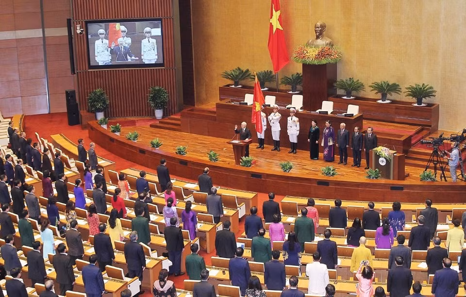 Le nouveau président Nguyên Phu Trong a prêté serment sous le drapeau rouge à l’étoile d’or sacré de la Patrie, devant l’Assemblée nationale, devant les compatriotes et les électeurs du pays lors d’une cérémonie solennelle dans le hall de Diên Hông. 