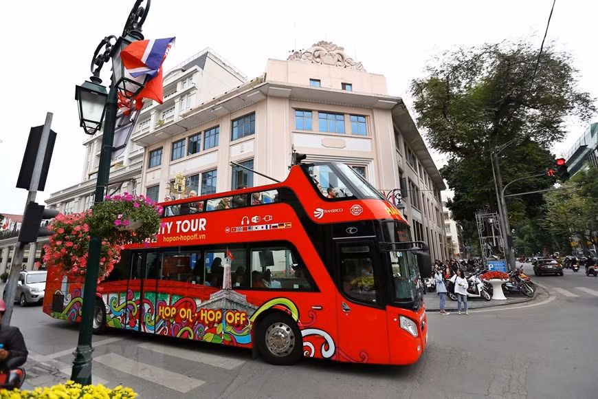  Les lignes de bus Hanoi City tour transportent des touristes pour découvrir Hanoï. 