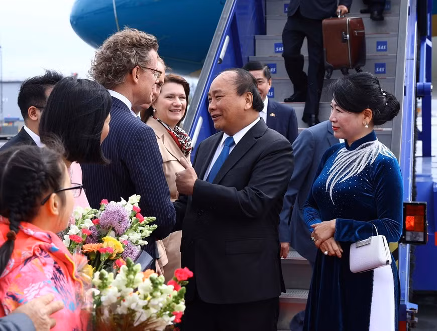  L’ambassadeur du Suède au Vietnam, Pereric Högberg, accueille le Premier ministre Nguyen Xuan Phuc et son épouse à l’aéroport. 