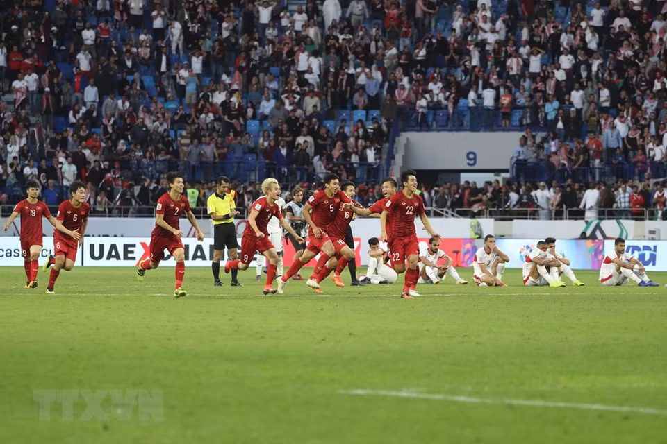  Lors de la séance de tirs au but, le gardien de but Dang Van Lam a arrêté un but alors que Bui Tien Dung a marqué le but décisif pour le Vietnam. 