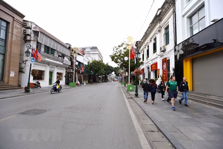  Les rues principales sont décorées par des drapeaux des Etats-Unis, de la RPDC et du Vietnam avant le 2e sommet États-Unis-RPDC. 