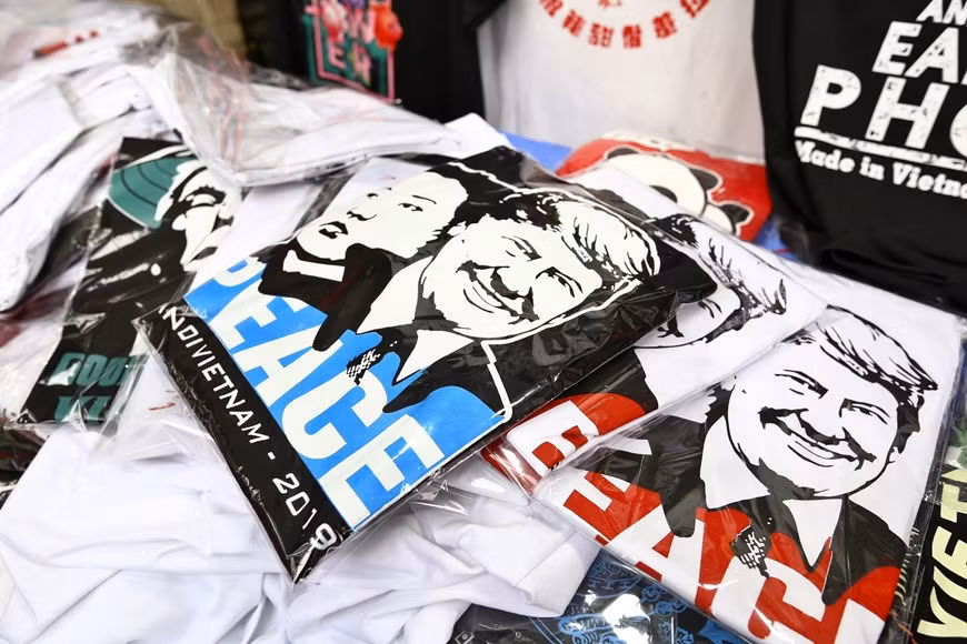  Avant le 2e Sommet Etats-Unis – République populaire démocratique de Corée prévu à Hanoï, des produits souvenirs tels que t-shirts, drapeaux américain, nord-coréen et vietnamien séduisent les habitants locaux et les touristes internationaux. 