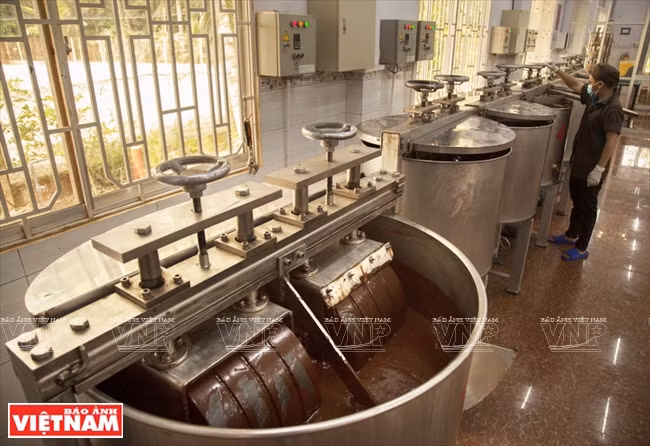  La pâte de cacao est brassée et finement écrasée pour faire du chocolat à température constante. 