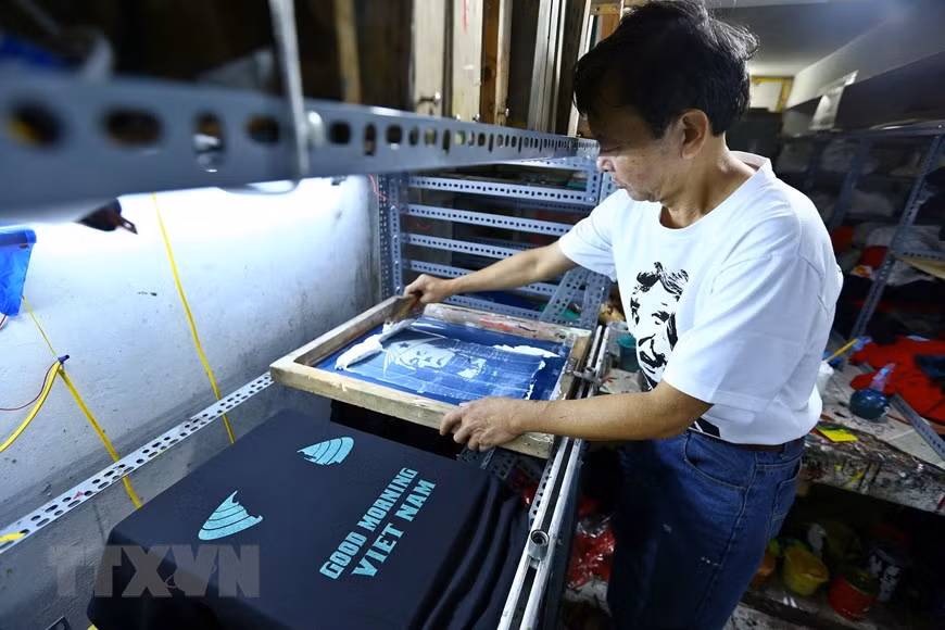  Ces derniers jours, l'atelier de Truong Thanh Duc dans la rue Hang Bong a imprimé plus de 300 t-shirts par jour. 