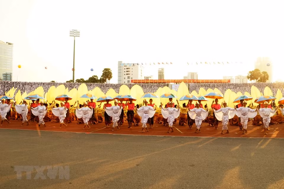 Une cérémonie de célébration de la victoire sur le régime génocidaire a eu lieu lundi matin 7 janvier à Phnom Penh avec la participation de milliers de personnes. 