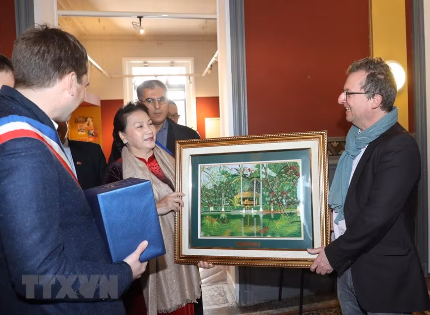  La présidente de l’Assemblée nationale du Vietnam, Nguyen Thi Kim Ngan, offre un cadeau aux représentants de la ville de Montreuil. 