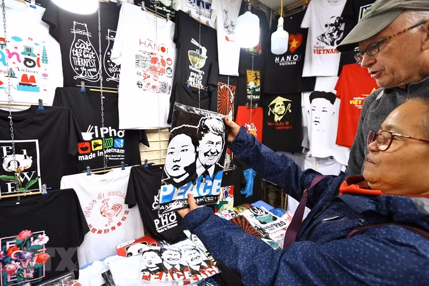  Des t-shirts à l’image du président de la RPDC Kim Jong Un et du président américain Donald Trump, qui doivent se retrouver les 27 et 28 février dans la capitale vietnamienne, se vendent très bien dans la rue Hang Bong, à Hanoï. 