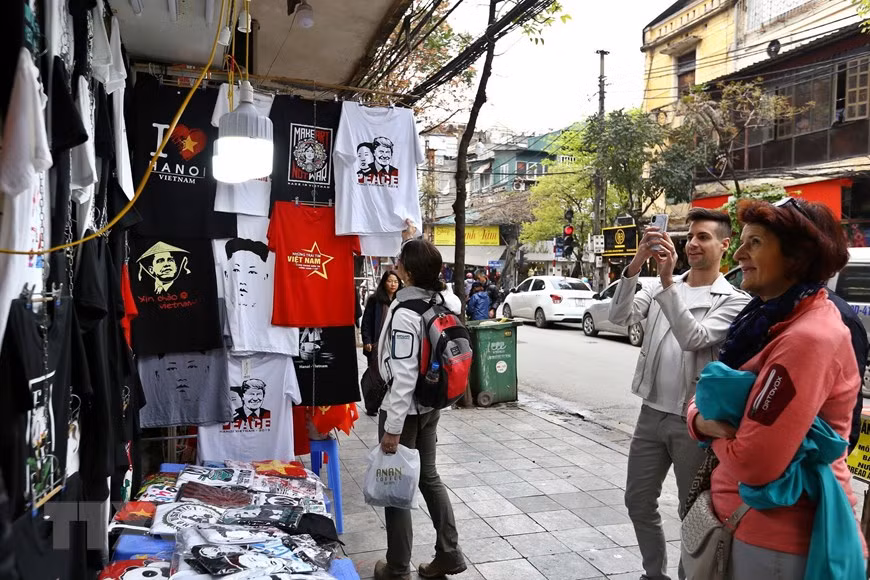  De nombreux touristes internationaux aiment les t-shirts à l'image de Trump et Kim dans la rue Hang Bong. 
