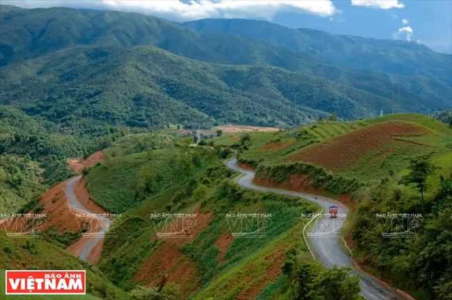  D’une altitude de 1.648 m et d’une longueur de 44 km, ce col est entouré d’un côté par les flancs de montagnes et de l’autre par des précipices. Sa route en lacets compte 8 virages dangereux et est souvent impraticable à la saison des pluies. 