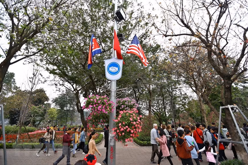  Les drapeaux des Etats-Unis, de la RPDC et du Vietnam sont disposés autour du lac de l’épée restituée (Hoan Kiem). 