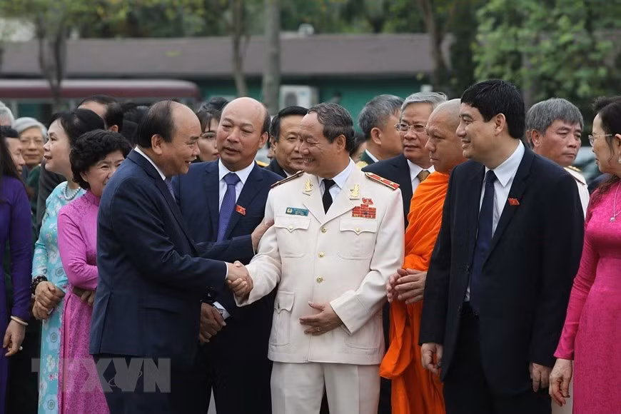  Le Premier ministre Nguyen Xuan Phuc rencontre les députés avant la cérémonie d’ouverture de la 7e session de l'Assemblée nationale de la 14e législature. 