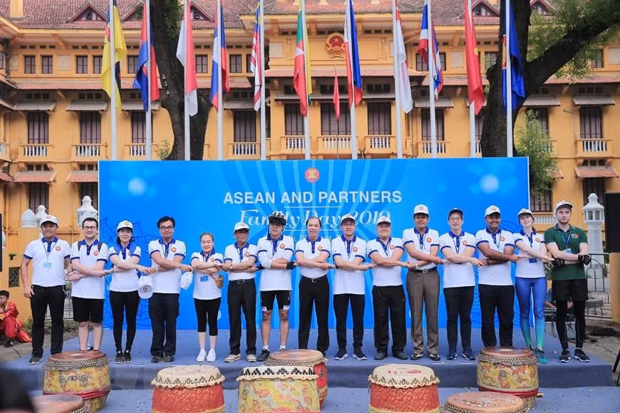  L’événement attire la participation de 300 délégués qui sont des diplomates des pays de l’ASEAN et de leurs familles, des membres du Groupe des femmes de la Communauté aséanienne et des familles représentant les 16 partenaires de l’ASEAN à Hanoï. 