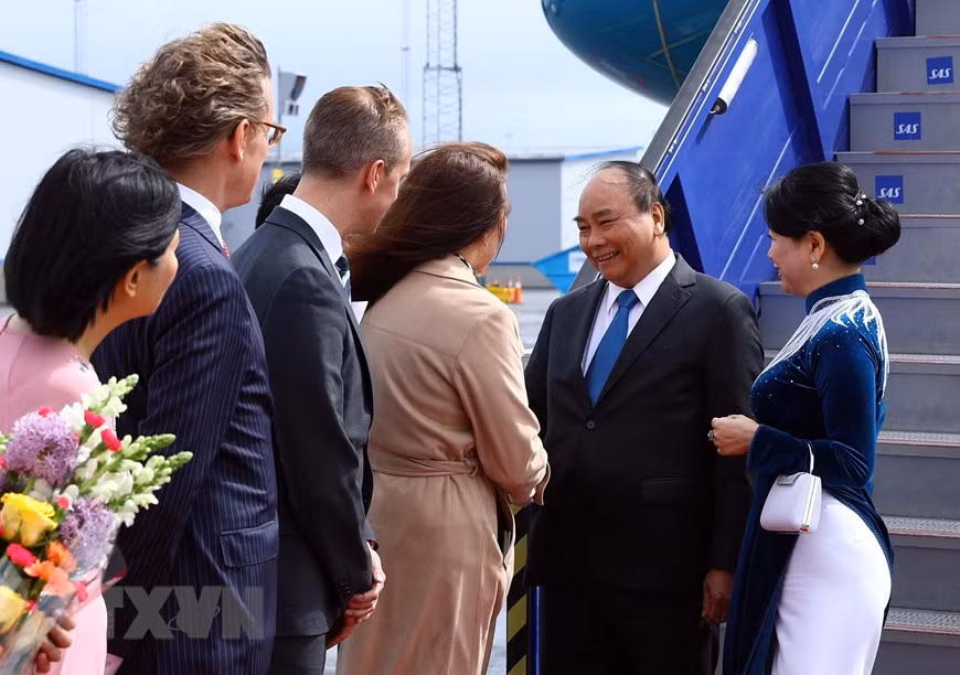  Les responsables suédois accueillent le Premier ministre Nguyen Xuan Phuc et son épouse à l’aéroport à leur arrivée à Stockholm. 