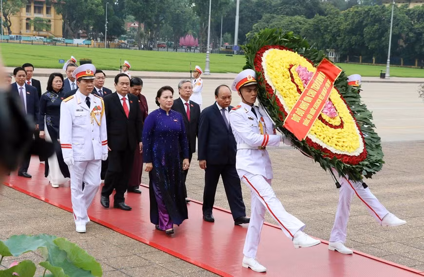  Le Premier ministre Nguyen Xuan Phuc, la présidente de l’Assemblée nationale Nguyen Thi Kim Ngan et les députés de l’Assemblée nationale ont rendu hommage au Président Ho Chi Minh. 