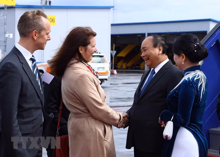  La ministre des Affaires europénnes et du Commerce, Anna Linde, accueille le Premier ministre Nguyen Xuan Phuc et son épouse à l’aéroport de Stockholm - Arlanda. 