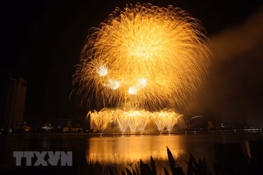 Le spectacle ''La danse du feu et de l’eau'' de l’équipe russe Fireworks Center Khan a misé sur deux des éléments essentiels de la vie. 
