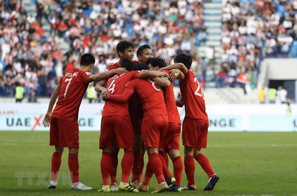  La joie des joueurs vietnamiens après que Cong Phuong ait fait trembler les filets du gardien de but Amer Shafi. 
