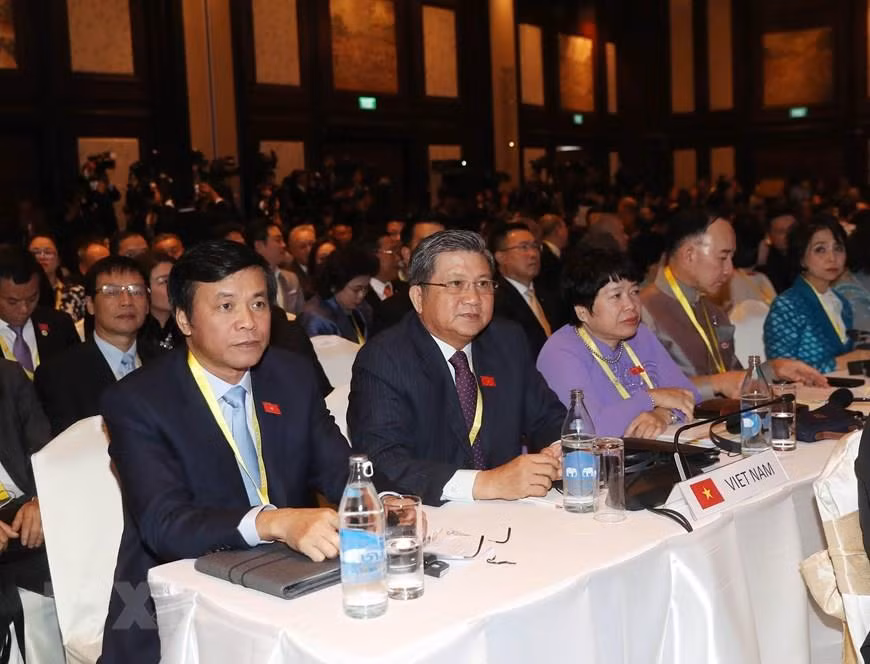  L'AIPA regroupe les 10 parlements de l'ASEAN et a pour objectif de promouvoir la solidarité, la compréhension, la coopération et les relations étroites entre les assemblées nationales membres, les observateurs et d'autres organisations. 