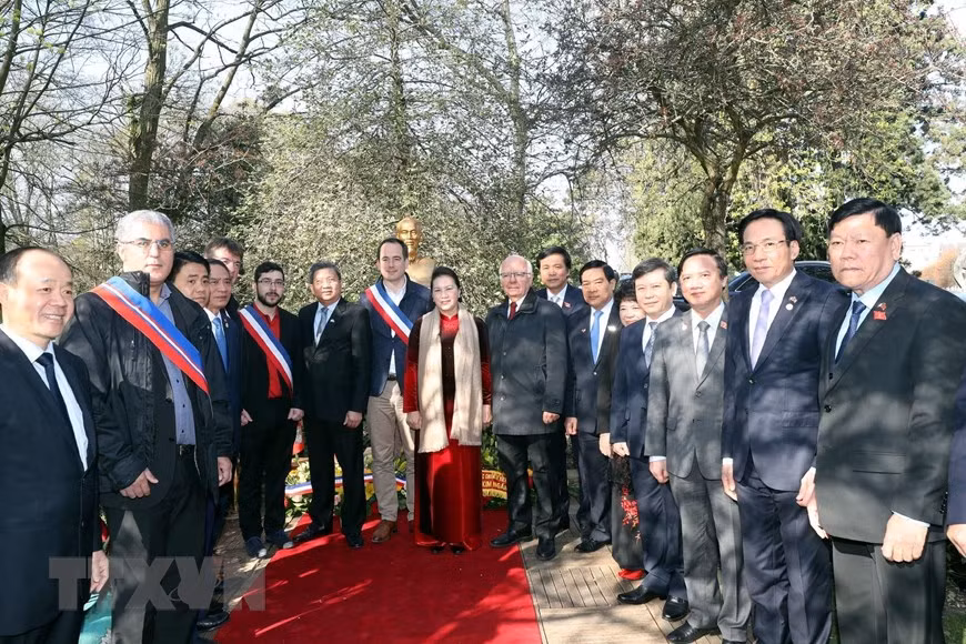 Photo de famille entre la haute délégation du Vietnam et les représentants de la commune de Montreuil. 