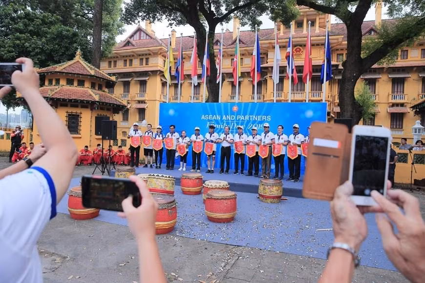  Le vice-ministre des Affaires étrangères Nguyen Quoc Dung, chef de SOM-ASEAN du Vietnam, remet des drapeaux aux représentants des ambassades des pays membres et des partenaires de l’ASEAN. 