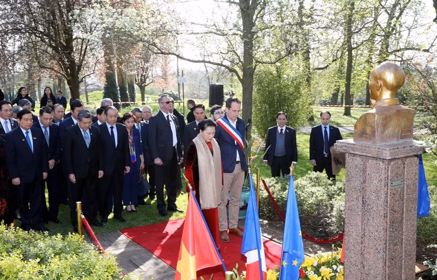  La présidente de l’Assemblée nationale du Vietnam, Nguyen Thi Kim Ngan, et les représentants de la ville de Montreuil ont déposé des corbeilles de fleurs au pied du buste du Président Ho Chi Minh, au musée de l’Histoire vivante au parc Montreau. 