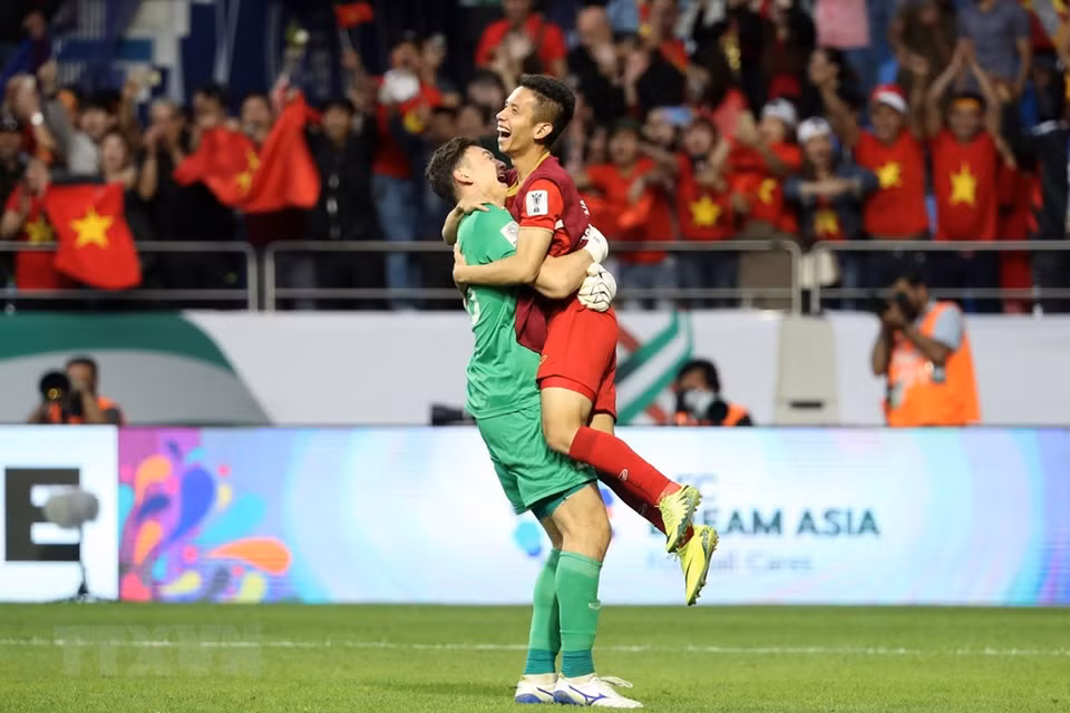  Le gardien de but vietnamien Dang Van Lam (gauche) et son co-équipier sont heureux après la fin du match. 