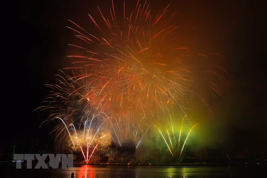 Le spectacle ''Les deux rives légendaires'' de l’équipe vietnamienne de Da Nang a retracé le parcours d’une transformation impressionnante de Da Nang en une ville où il fait bon vivre. 
