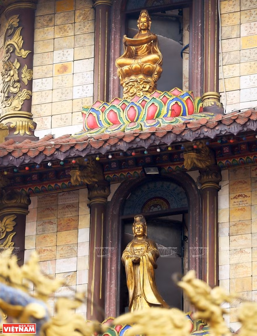  Une statue à l'extérieur de la tour. 