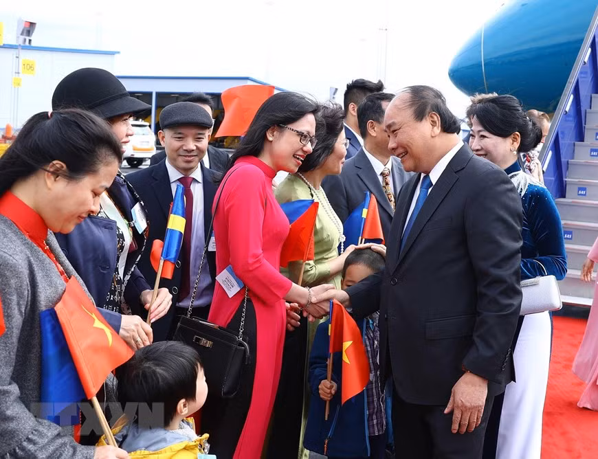  Le personnel de l'ambassade du Vietnam et des représentants de la communauté du Vietnam en Suède accueillent le Premier ministre Nguyen Xuan Phuc et son épouse à l'aéroport à leur arrivée à Stockholm. 